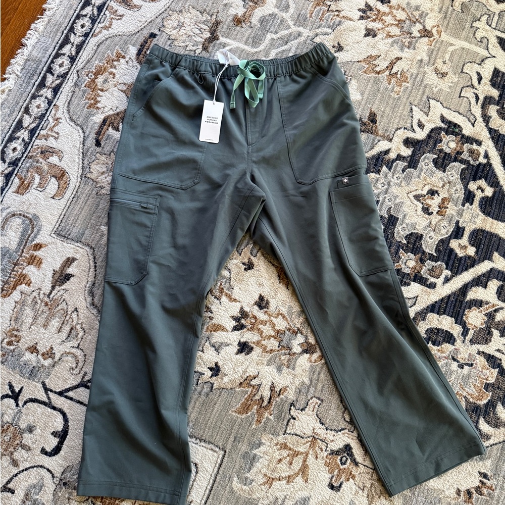 FIGS men’s Cairo Style Scrub pant, Bonsai color. SZ large short